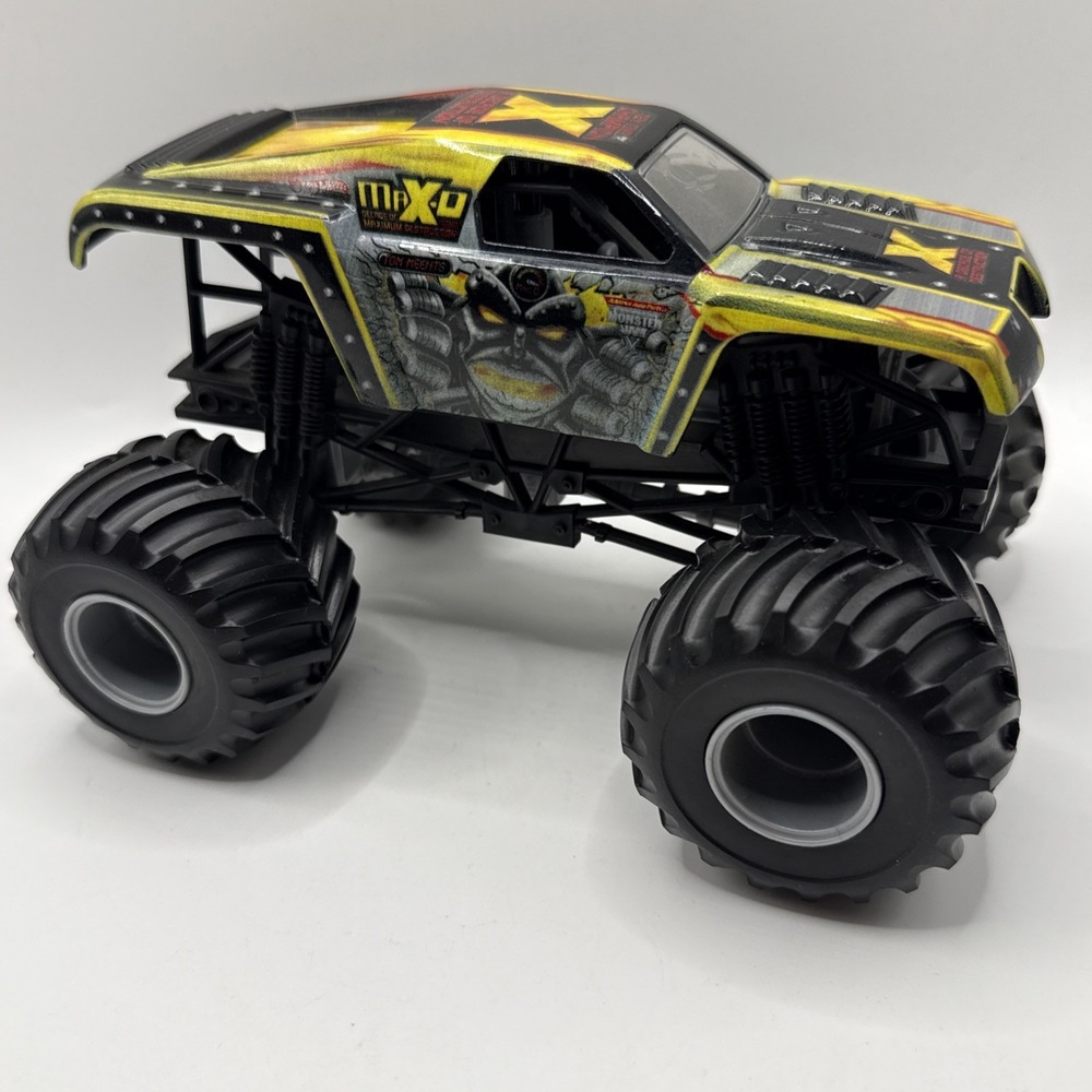 Hot Wheels Monster Jam Max-D 1:24 Diecast Truck 10 Time Champion Decade Destruct